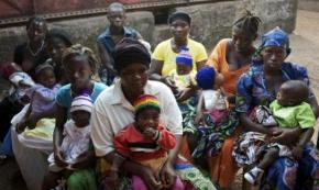 Women waiting fo health care in Makeni - Photo: Audrey Wade, Oxfam