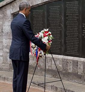 US President Barack Obama pays respect to the memory of those murdered in Nairobi embassy attacks.